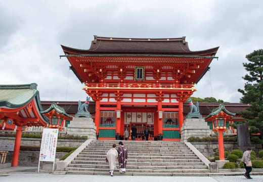 The vermilion Romon gate at the top of the steps of Fushimi Inari Taisha