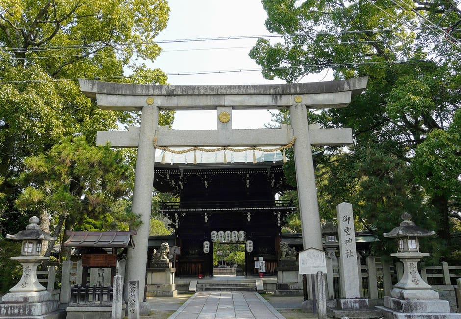 The stone torii and the two-storey gate of Kamigoryo Shrine, with stone lanterns along the approach