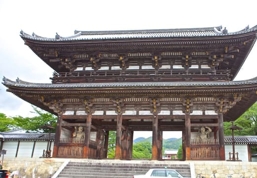 The two-storey Niomon gate at the entrance of Ninna-ji