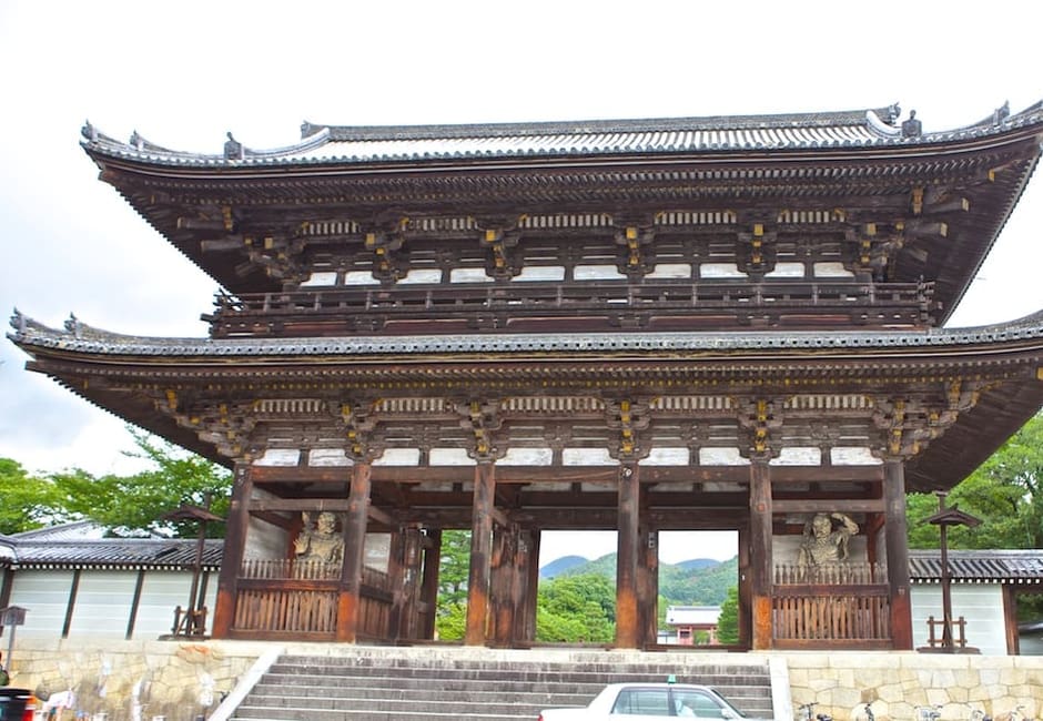 The two-storey Niomon gate at the entrance of Ninna-ji