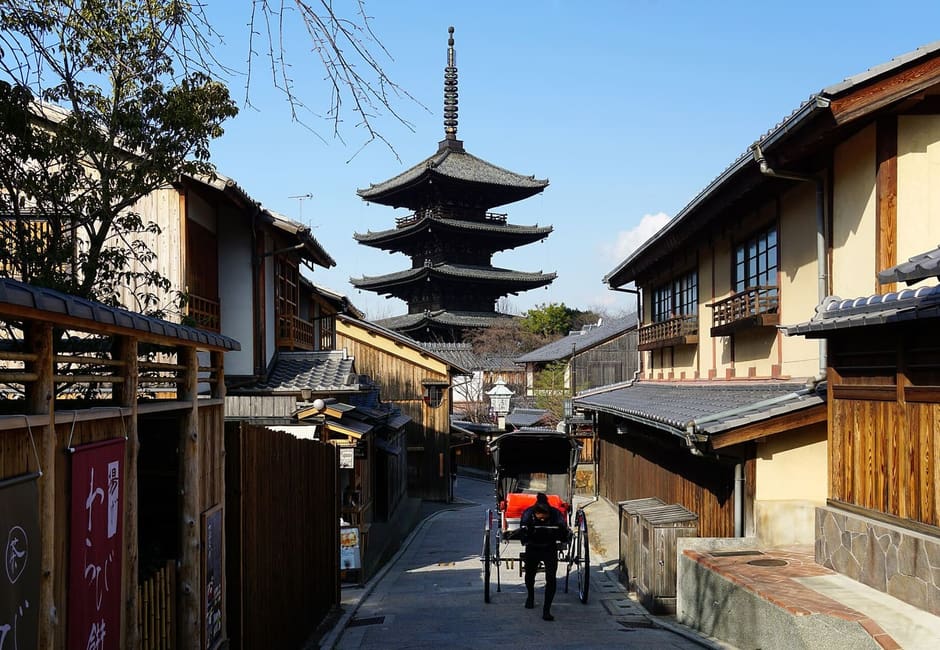 The five-storey Yasaka Pagoda at the top of a lane of wooden houses